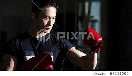 ボクシングをする男性 67211596