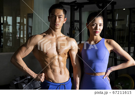 ジムにいる男女のポートレート 67211615