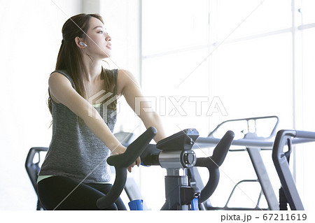 ジムで運動する女性 67211619