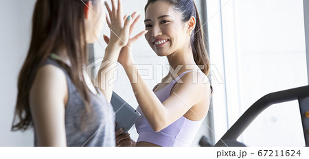 ジムで働く女性トレーナー 67211624