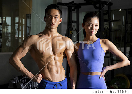 ジムにいる男女のポートレート 67211630