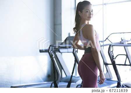 スポーツウェアを着た女性のポートレート 67211639