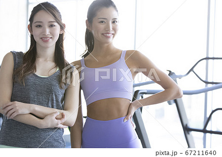 スポーツウェアを着た女性のポートレート 67211640