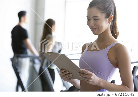 ジムで働く女性トレーナー 67211645