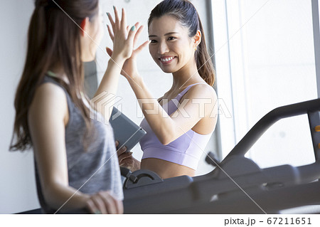 ジムで働く女性トレーナー 67211651