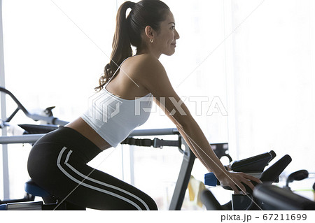 ジムで運動する女性 67211699