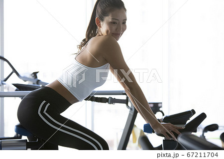 ジムで運動する女性 67211704