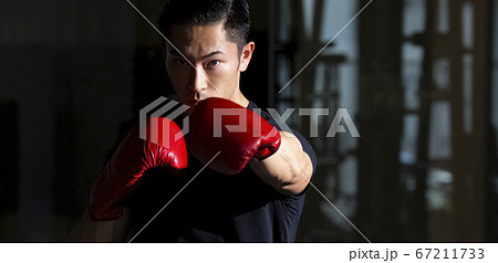 ボクシングをする男性 67211733