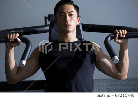 ジムでトレーニングする男性 67211749