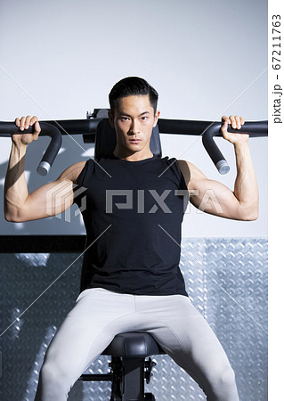 ジムでトレーニングする男性 67211763
