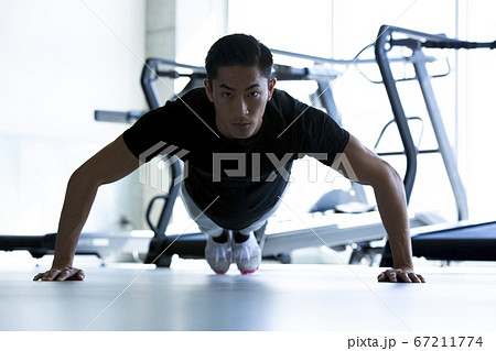 ジムでトレーニングする男性 67211774