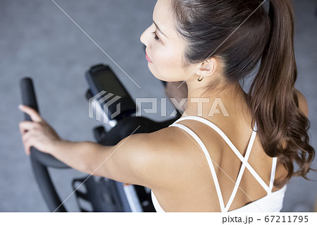 ジムで運動する女性 67211795