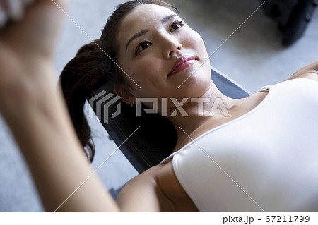 ジムでトレーニングする女性 67211799