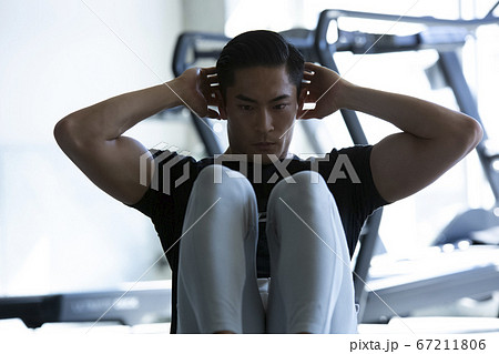 ジムでトレーニングする男性 ジムでトレーニングする男性 67211806