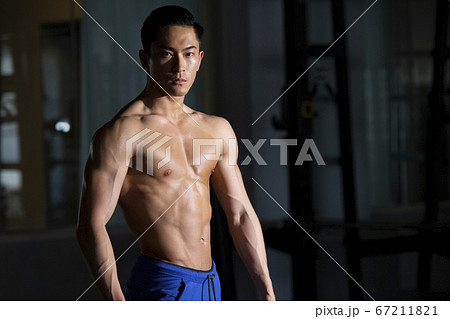 筋肉質な男性のポートレートの写真素材