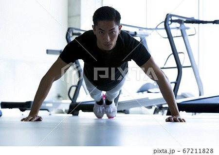 ジムでトレーニングする男性 67211828