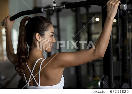 ジムでトレーニングする女性 ジムでトレーニングする女性 67211829
