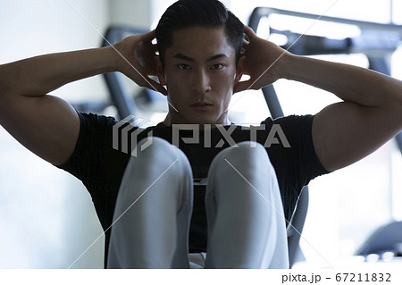 ジムでトレーニングする男性 67211832