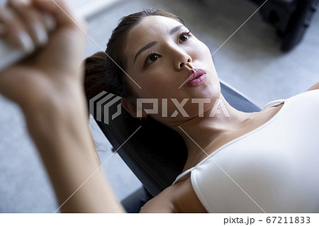 ジムでトレーニングする女性 67211833