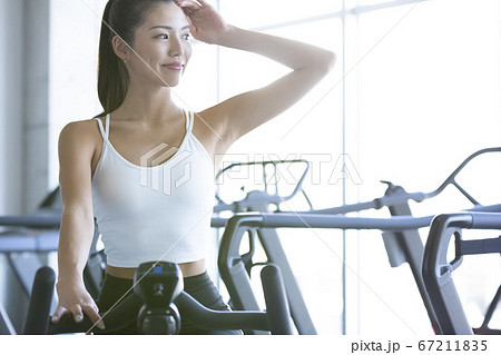 ジムで運動する女性 ジムで運動する女性 67211835