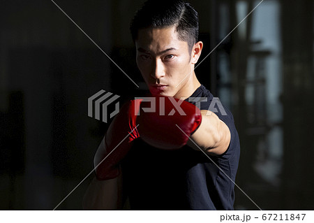 ボクシングをする男性 67211847