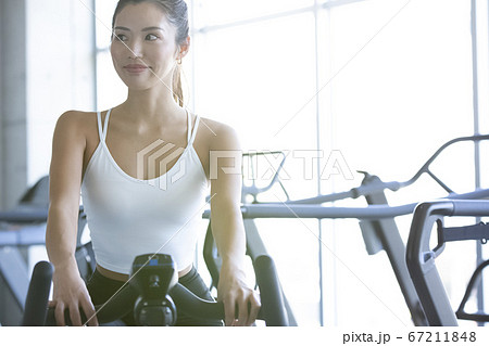 ジムで運動する女性 67211848