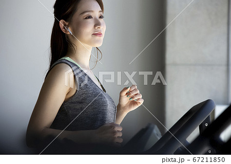 ジムで運動する女性 67211850