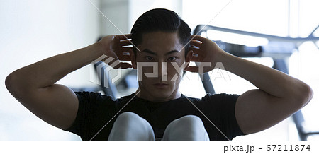 ジムでトレーニングする男性 ジムでトレーニングする男性 67211874