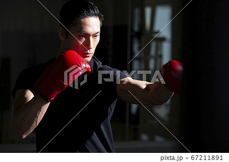 ボクシングをする男性 67211891