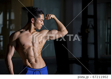 筋肉質な男性のポートレート 67211902