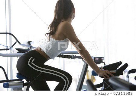 ジムで運動する女性 67211905