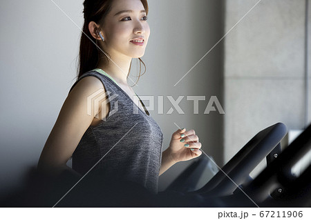 ジムで運動する女性 67211906