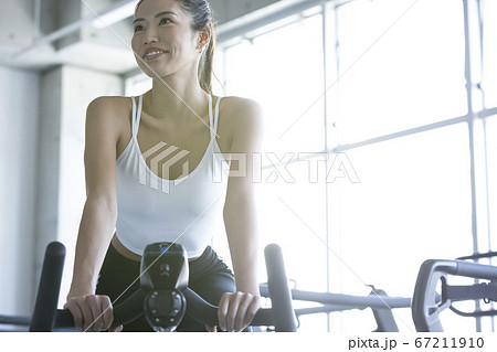 ジムで運動する女性 67211910