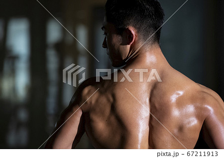 筋肉質な男性のポートレートの写真素材