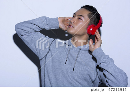 音楽を聴く男性 音楽を聴く男性 67211915