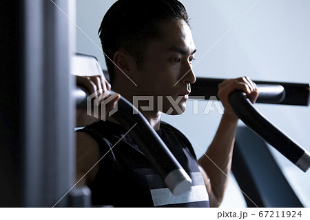 ジムでトレーニングする男性 ジムでトレーニングする男性 67211924