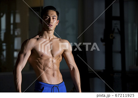 筋肉質な男性のポートレート 67211925