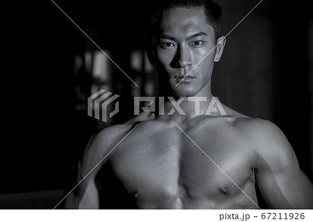 筋肉質な男性のポートレート 筋肉質な男性のポートレート 67211926