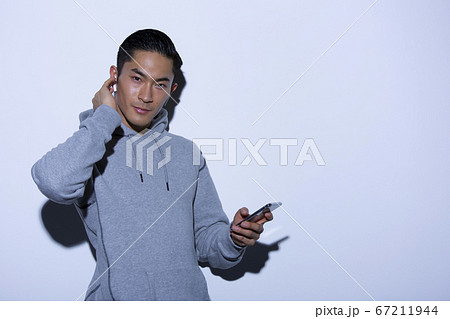 スマホで音楽を聴く男性 67211944