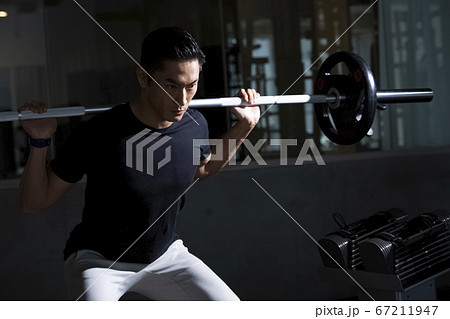 ジムでトレーニングする男性 67211947