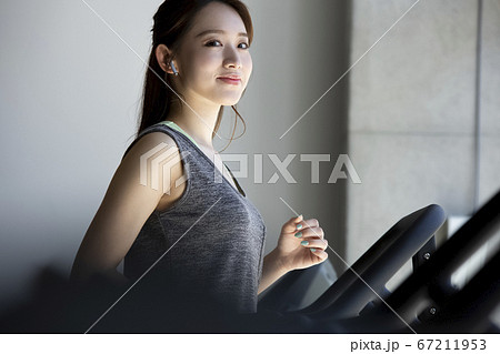 ジムで運動する女性 ジムで運動する女性 67211953