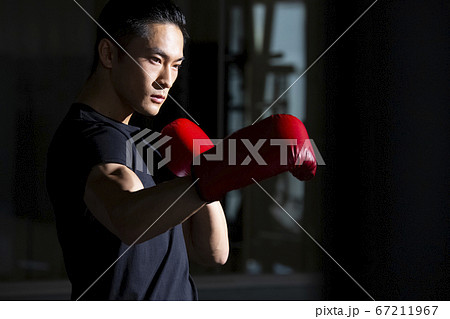 ボクシングをする男性 67211967