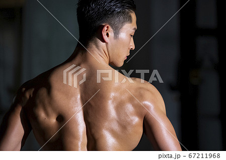 筋肉質な男性のポートレート 筋肉質な男性のポートレート 67211968
