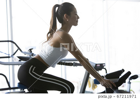ジムで運動する女性 67211971