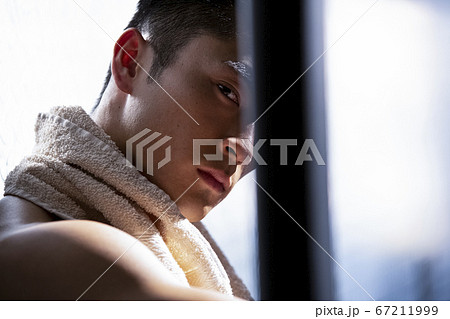 ジムで休憩する男性 ジムで休憩する男性 67211999