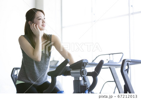ジムで運動する女性 ジムで運動する女性 67212013
