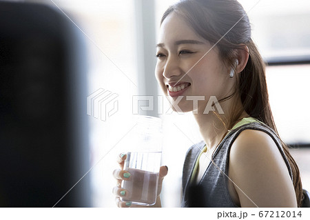 ジムで休憩する女性 67212014