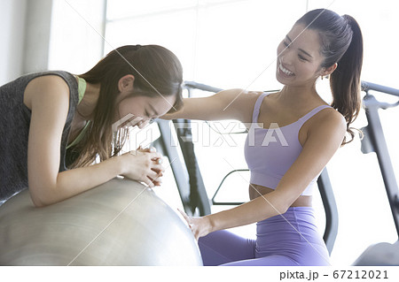 ジムで運動する女性 ジムで運動する女性 67212021