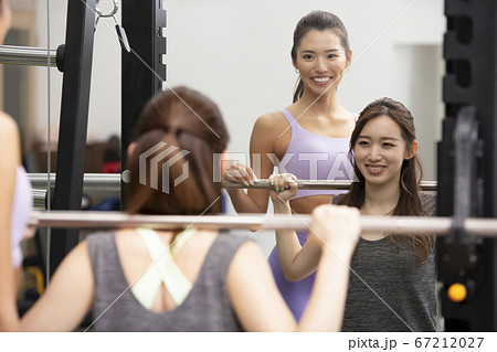ジムでトレーニングする女性 67212027