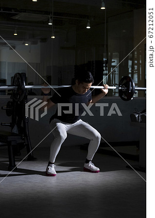 ジムでトレーニングする男性 67212051